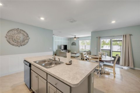 House in New Smyrna Beach, Florida 4 bedrooms, 172.33 sq.m. № 1771609 - photo 11