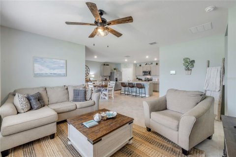 House in New Smyrna Beach, Florida 4 bedrooms, 172.33 sq.m. № 1771609 - photo 17