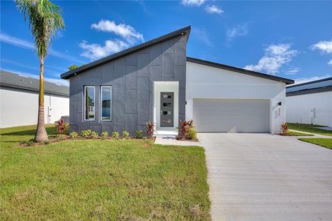 House in Winter Haven, Florida 4 bedrooms, 166.3 sq.m. № 2364925
