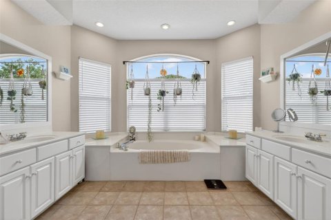 House in Orlando, Florida 5 bedrooms, 339.56 sq.m. № 2100672 - photo 28