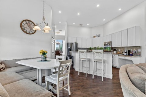 House in Orlando, Florida 5 bedrooms, 339.56 sq.m. № 2100672 - photo 20