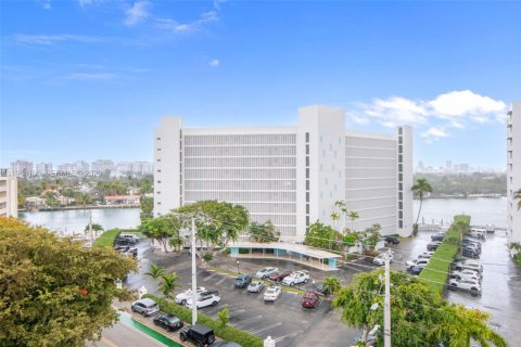 Condo in Bay Harbor Islands, Florida, 1 bedroom  № 2057716 - photo 25