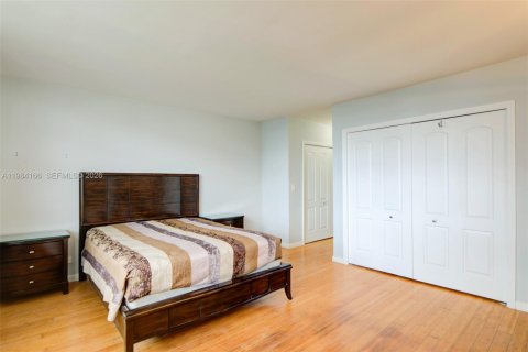 Condo in Bay Harbor Islands, Florida, 1 bedroom  № 2057716 - photo 18