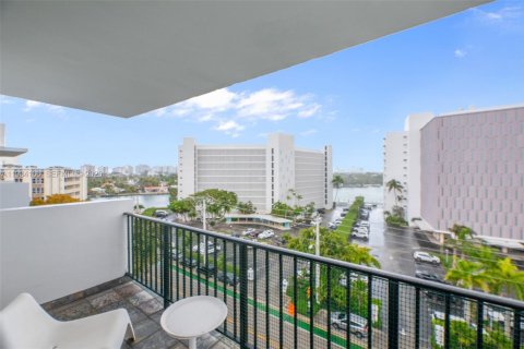 Condo in Bay Harbor Islands, Florida, 1 bedroom  № 2057716 - photo 24