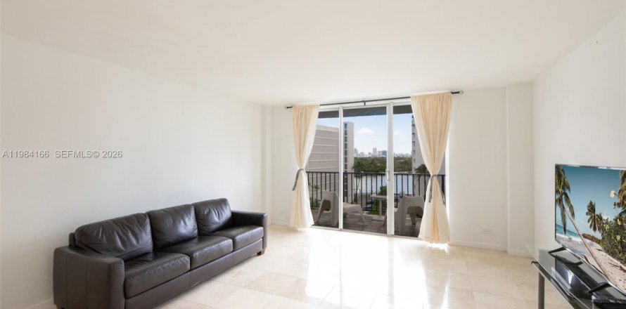 Condo in Bay Harbor Islands, Florida, 1 bedroom  № 2057716