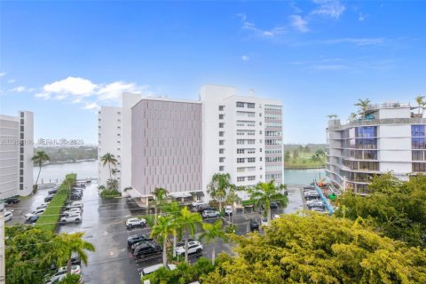 Condo in Bay Harbor Islands, Florida, 1 bedroom  № 2057716 - photo 26