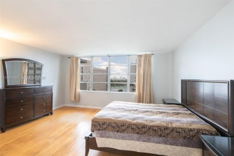 Condo in Bay Harbor Islands, Florida, 1 bedroom  № 2057716 - photo 17