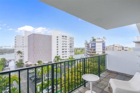 Condo in Bay Harbor Islands, Florida, 1 bedroom  № 2057716 - photo 23