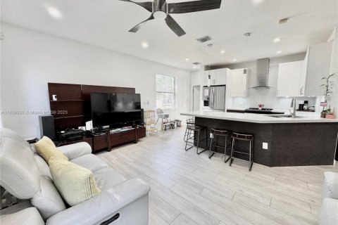Townhouse in Miramar, Florida 4 bedrooms, 173.63 sq.m. № 1889048 - photo 6