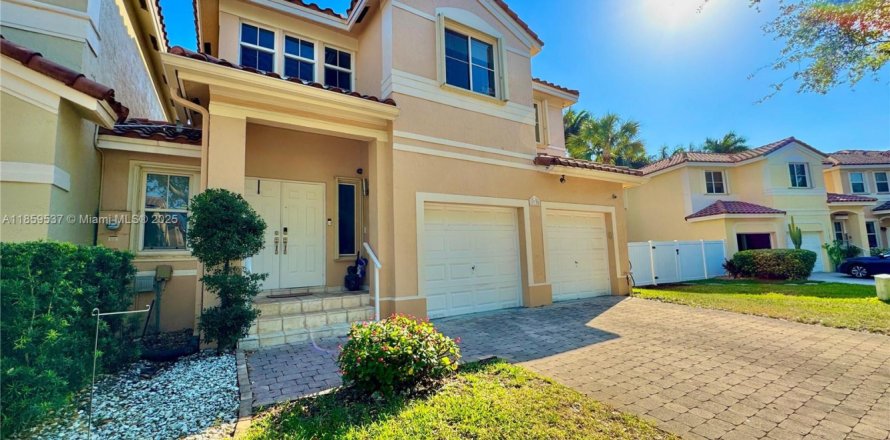 Townhouse in Miramar, Florida 4 bedrooms, 173.63 sq.m. № 1889048