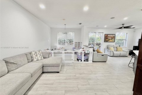 Townhouse in Miramar, Florida 4 bedrooms, 173.63 sq.m. № 1889048 - photo 3