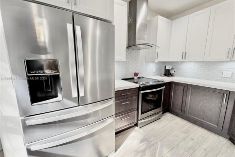 Townhouse in Miramar, Florida 4 bedrooms, 173.63 sq.m. № 1889048 - photo 10