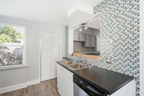 Casa en alquiler en Gulfport, Florida, 2 dormitorios, 87.24 m2 № 2097409 - foto 10