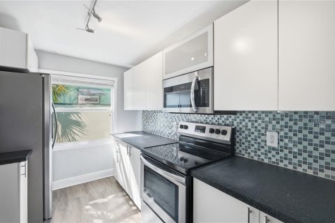 Casa en alquiler en Gulfport, Florida, 2 dormitorios, 87.24 m2 № 2097409 - foto 12