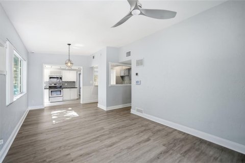Casa en alquiler en Gulfport, Florida, 2 dormitorios, 87.24 m2 № 2097409 - foto 6