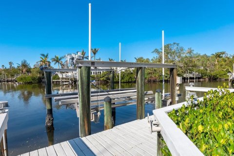House in Sarasota, Florida 3 bedrooms, 269.42 sq.m. № 1733163 - photo 24