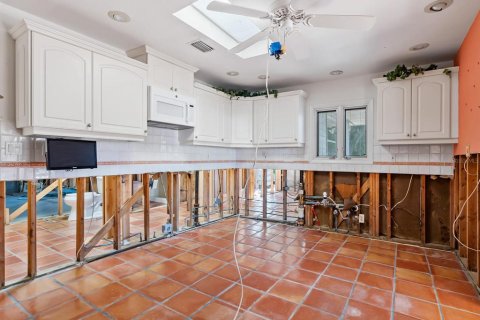 House in Sarasota, Florida 3 bedrooms, 269.42 sq.m. № 1733163 - photo 11