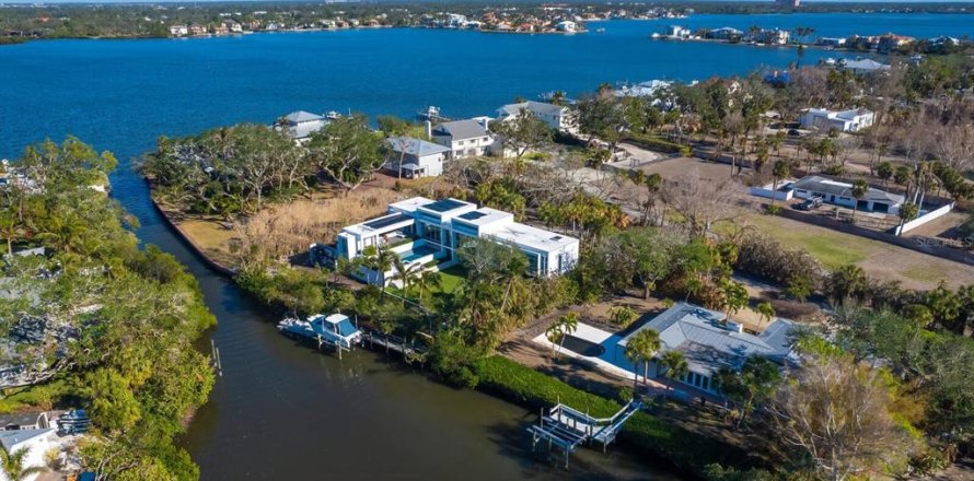 House in Sarasota, Florida 3 bedrooms, 269.42 sq.m. № 1733163