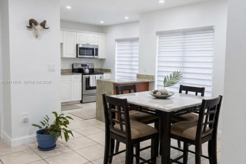 Touwnhouse à vendre à Miami, Floride: 3 chambres, 100.15 m2 № 2436027 - photo 7