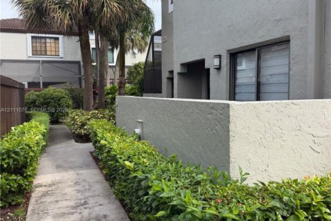Touwnhouse à vendre à Miami, Floride: 3 chambres, 100.15 m2 № 2436027 - photo 5