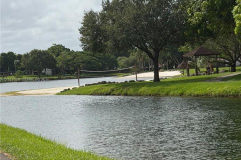 Touwnhouse à vendre à Miami, Floride: 3 chambres, 100.15 m2 № 2436027 - photo 16