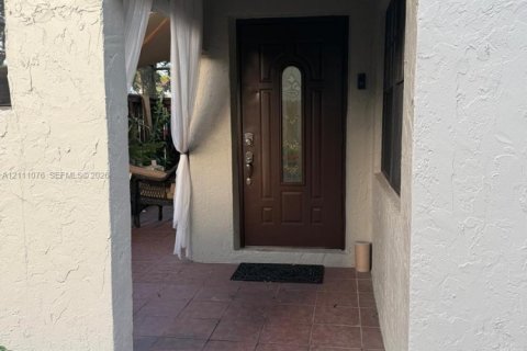 Touwnhouse à vendre à Miami, Floride: 3 chambres, 100.15 m2 № 2436027 - photo 2