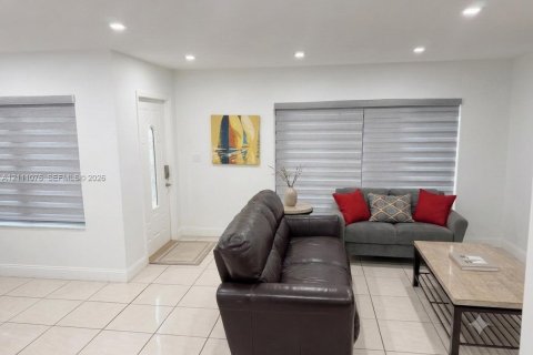 Touwnhouse à vendre à Miami, Floride: 3 chambres, 100.15 m2 № 2436027 - photo 8