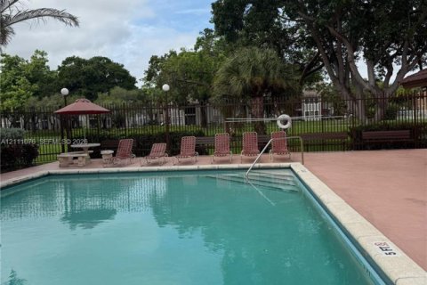 Touwnhouse à vendre à Miami, Floride: 3 chambres, 100.15 m2 № 2436027 - photo 13