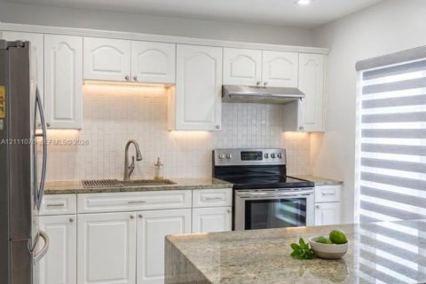 Touwnhouse à vendre à Miami, Floride: 3 chambres, 100.15 m2 № 2436027 - photo 6