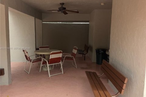 Touwnhouse à vendre à Miami, Floride: 3 chambres, 100.15 m2 № 2436027 - photo 23
