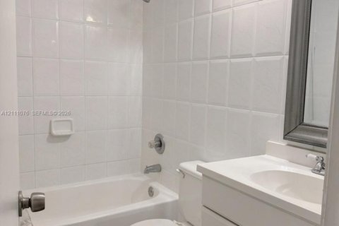 Touwnhouse à vendre à Miami, Floride: 3 chambres, 100.15 m2 № 2436027 - photo 11