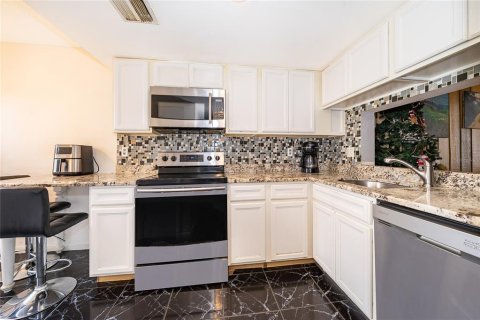 Condo in Orlando, Florida, 2 bedrooms  № 2205108 - photo 13