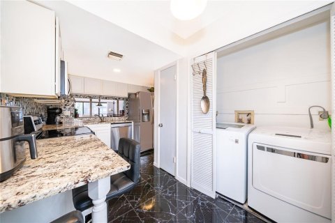 Condo in Orlando, Florida, 2 bedrooms  № 2205108 - photo 16