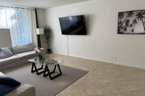 Condominio en venta en Miami Beach, Florida, 1 dormitorio, 79.15 m2 № 1993855 - foto 3