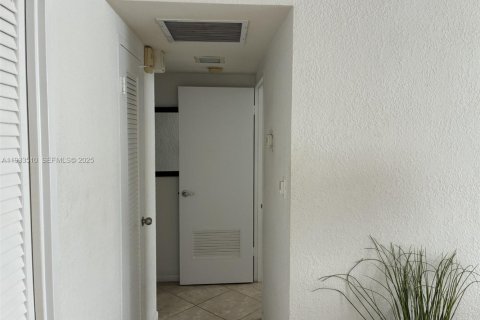 Condominio en venta en Miami Beach, Florida, 1 dormitorio, 79.15 m2 № 1993855 - foto 11