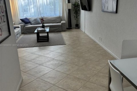 Condominio en venta en Miami Beach, Florida, 1 dormitorio, 79.15 m2 № 1993855 - foto 5