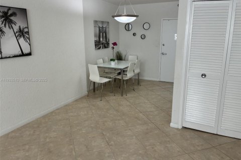 Condominio en venta en Miami Beach, Florida, 1 dormitorio, 79.15 m2 № 1993855 - foto 9