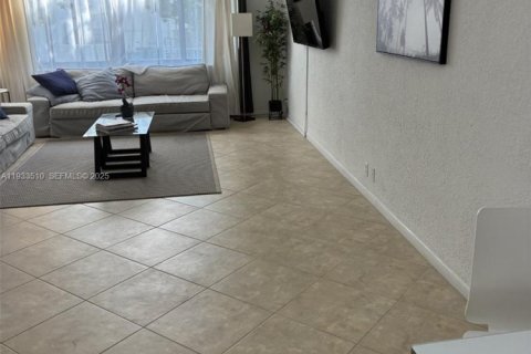 Condominio en venta en Miami Beach, Florida, 1 dormitorio, 79.15 m2 № 1993855 - foto 8