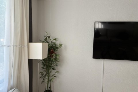 Condominio en venta en Miami Beach, Florida, 1 dormitorio, 79.15 m2 № 1993855 - foto 4