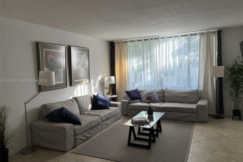 Condominio en venta en Miami Beach, Florida, 1 dormitorio, 79.15 m2 № 1993855 - foto 2