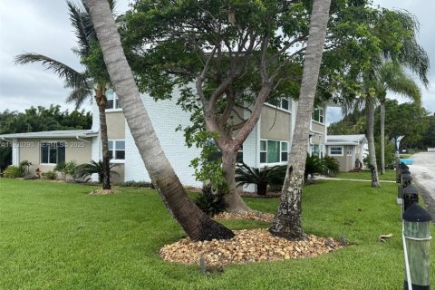 Casa en venta en Jensen Beach, Florida, 5 dormitorios, 334.45 m2 № 2053576 - foto 2