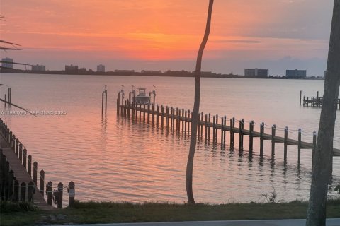 Casa en Jensen Beach, Florida 5 dormitorios, 334.45 m2 № 2053576