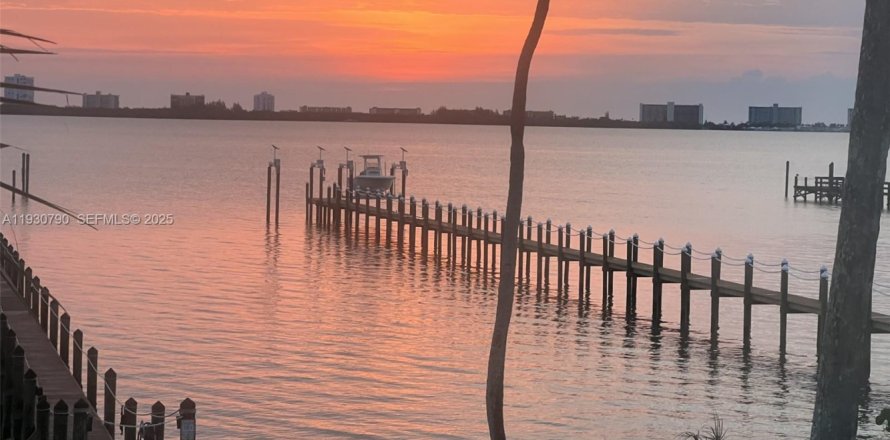 Casa en Jensen Beach, Florida 5 dormitorios, 334.45 m2 № 2053576