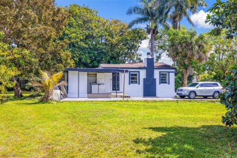 House in Miami, Florida 4 bedrooms, 128.76 sq.m. № 2040859