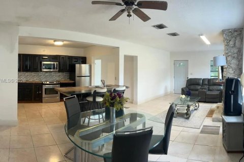 Casa en venta en Miami, Florida, 4 dormitorios, 128.76 m2 № 2040859 - foto 7