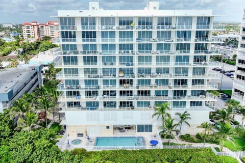 Condo in Pompano Beach, Florida, 3 bedrooms  № 1482403 - photo 1