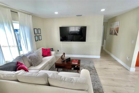 House in Fort Lauderdale, Florida 3 bedrooms, 118.82 sq.m. № 1929823 - photo 2