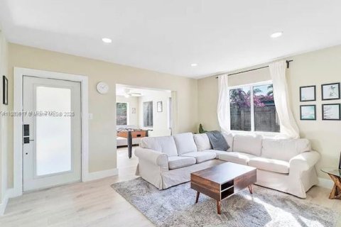 House in Fort Lauderdale, Florida 3 bedrooms, 118.82 sq.m. № 1929823 - photo 1