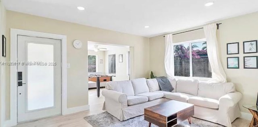 House in Fort Lauderdale, Florida 3 bedrooms, 118.82 sq.m. № 1929823
