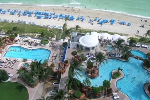 Condo in Sunny Isles Beach, Florida № 2082090 - photo 13